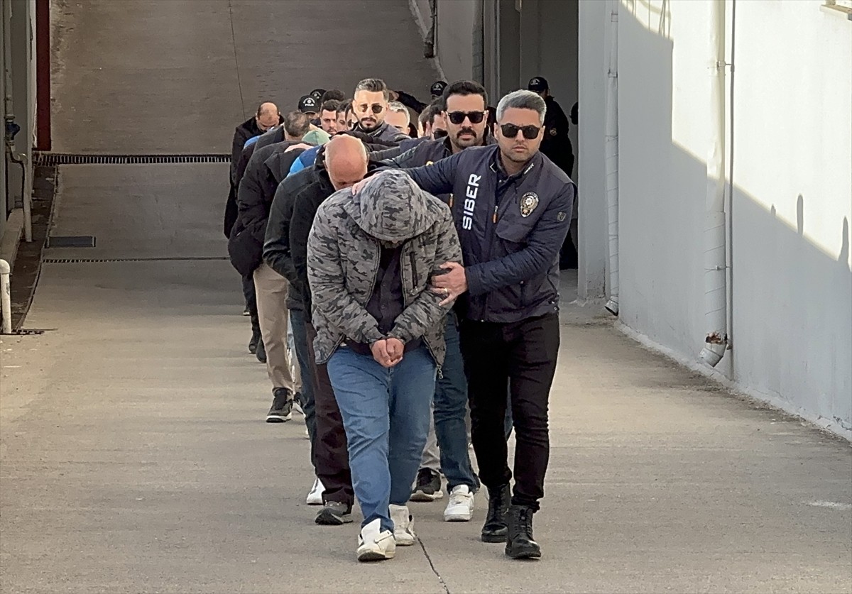 Adana merkezli 4 ilde yasa dışı bahis oynatanlara yönelik operasyonda 32 şüpheli gözaltına...