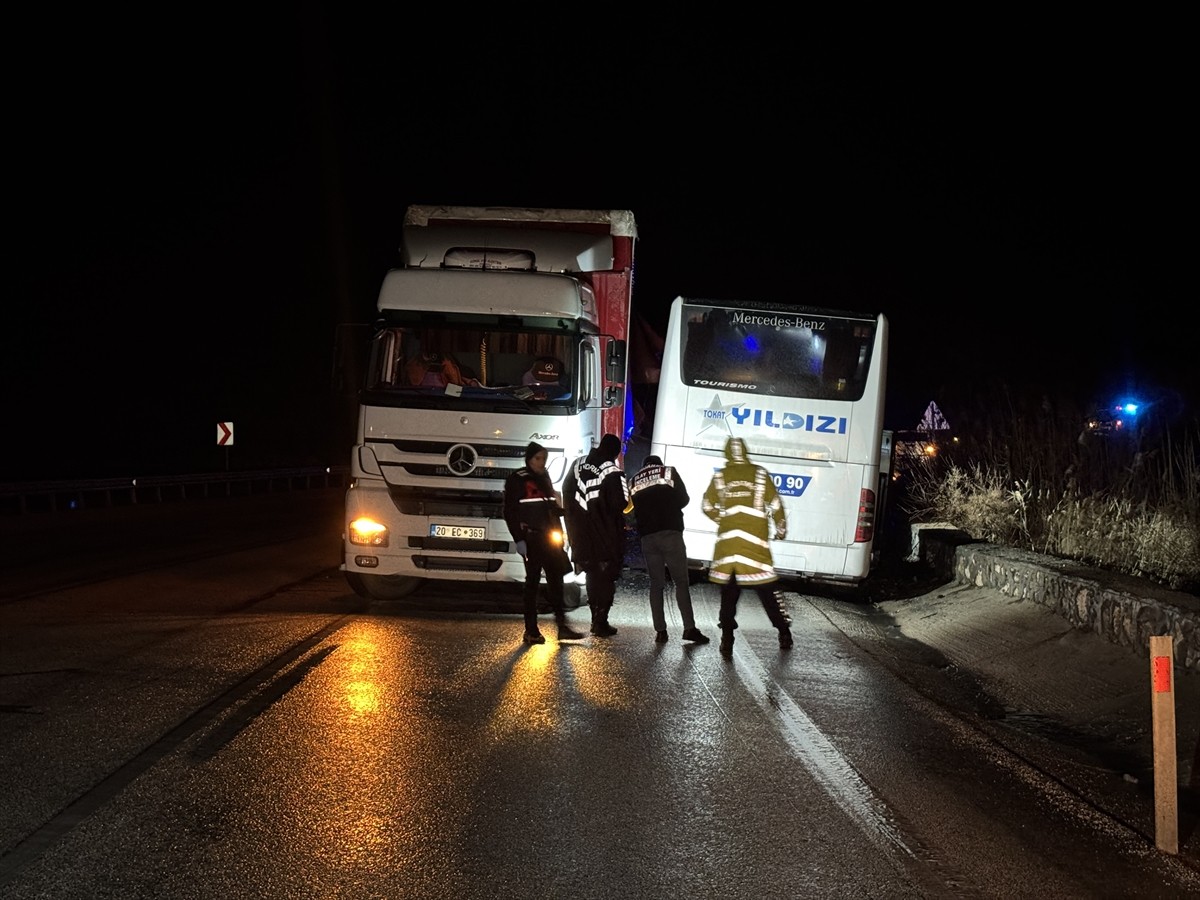 Afyonkarahisar'ın Dinar ilçesinde tır ile yolcu otobüsünün çarpışması sonucu ilk belirlemelere...