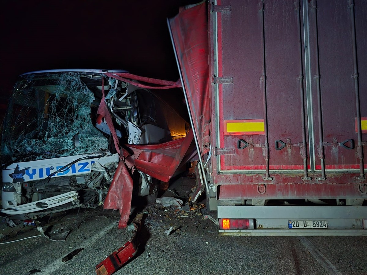 Afyonkarahisar'ın Dinar ilçesinde tır ile yolcu otobüsünün çarpışması sonucu ilk belirlemelere...