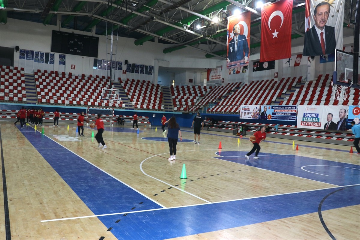 Ağrı'daki okullarda yapılan taramalarla yetenekleri keşfedilen öğrenciler, Gençlik ve Spor İl...