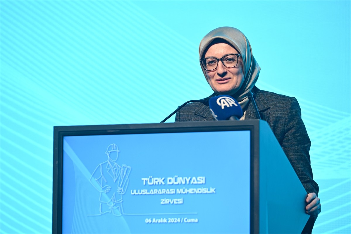 AK Parti Genel Başkan Yardımcısı Belgin Uygur (sağ 3), Türk Mühendisler Derneğince Bilgi...