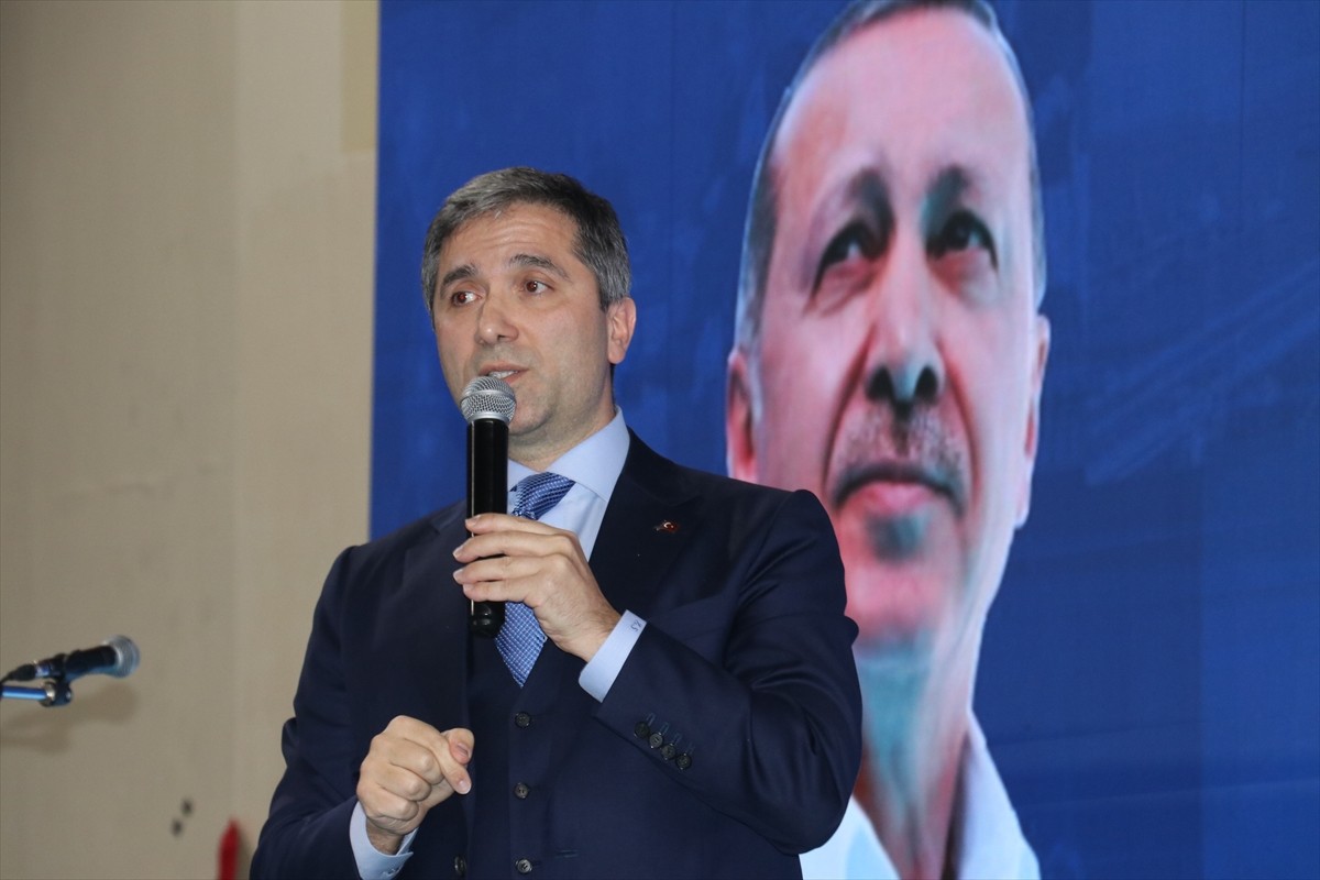 AK Parti Genel Başkan Yardımcısı Zafer Sırakaya, Işıkkent Spor Salonu'nda düzenlenen AK Parti...