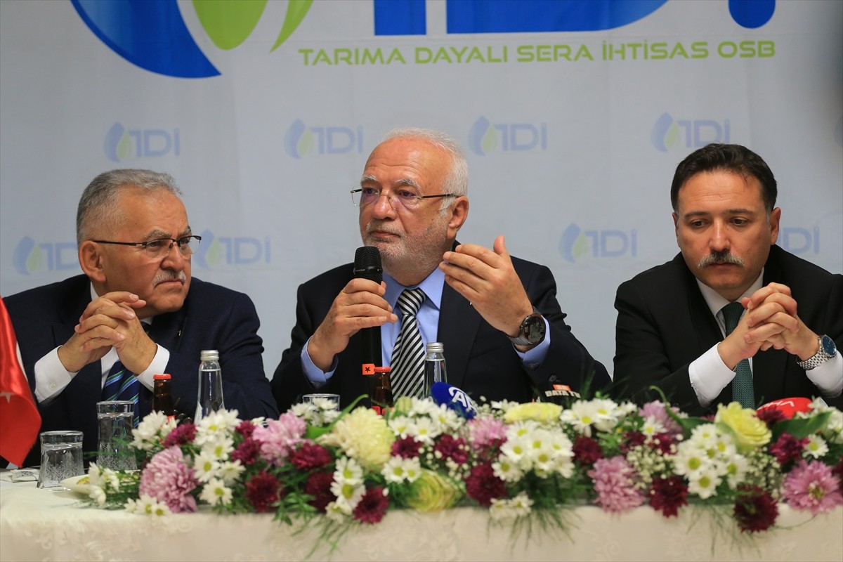 AK Parti Genel Başkanvekili Mustafa Elitaş (ortada), çeşitli temaslarda bulunmak üzere geldiği...