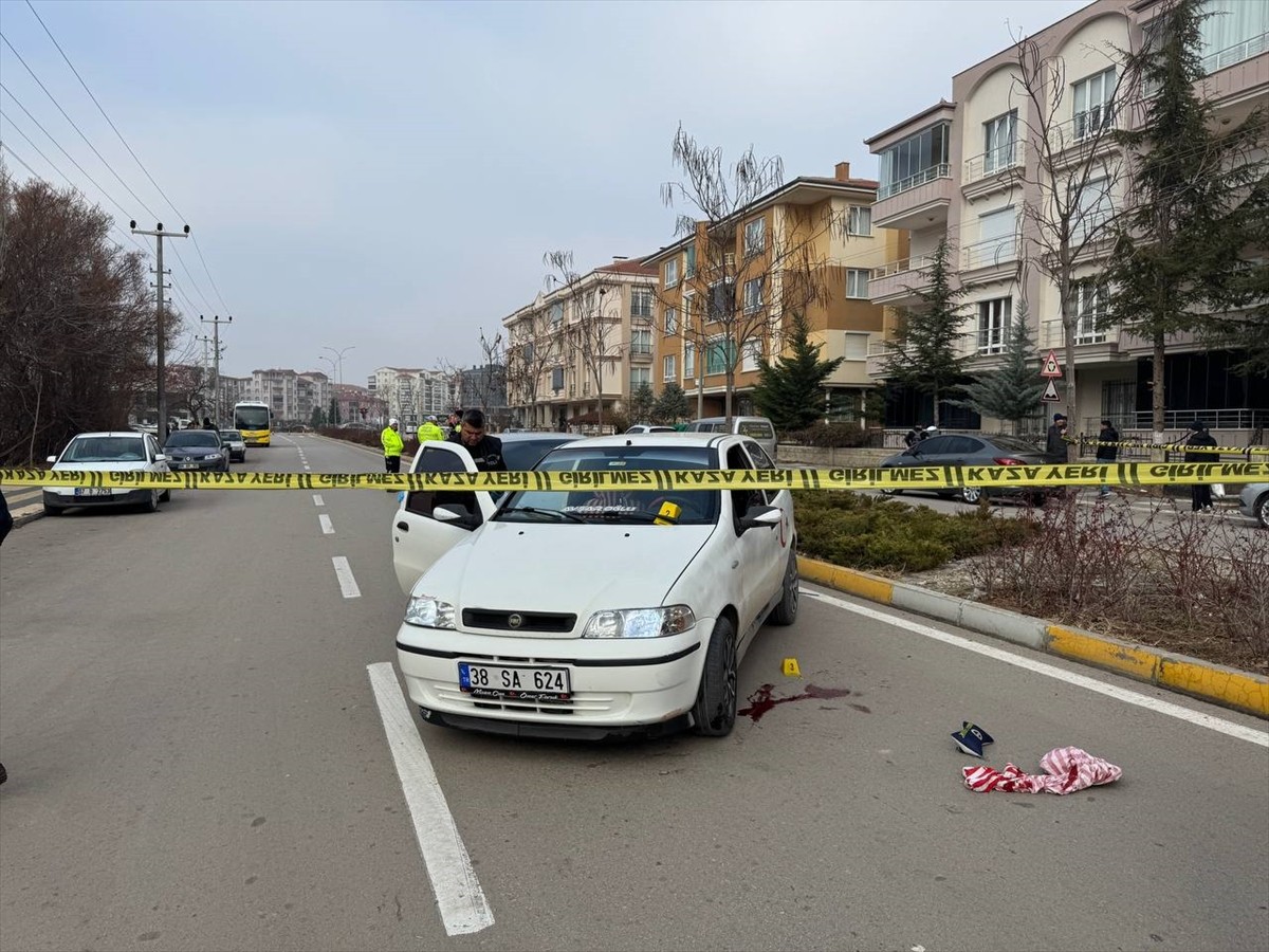 Aksaray'da çıkan bıçaklı kavgada ağır yaralanan kişi hastaneye kaldırıldı.