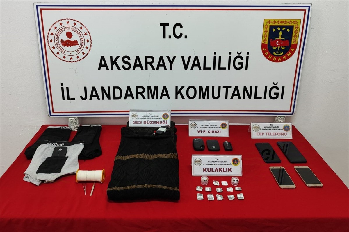 Aksaray merkezli ehliyet sınavında usulsüzlük operasyonunda gözaltına alınana 4 zanlıdan 2'si...
