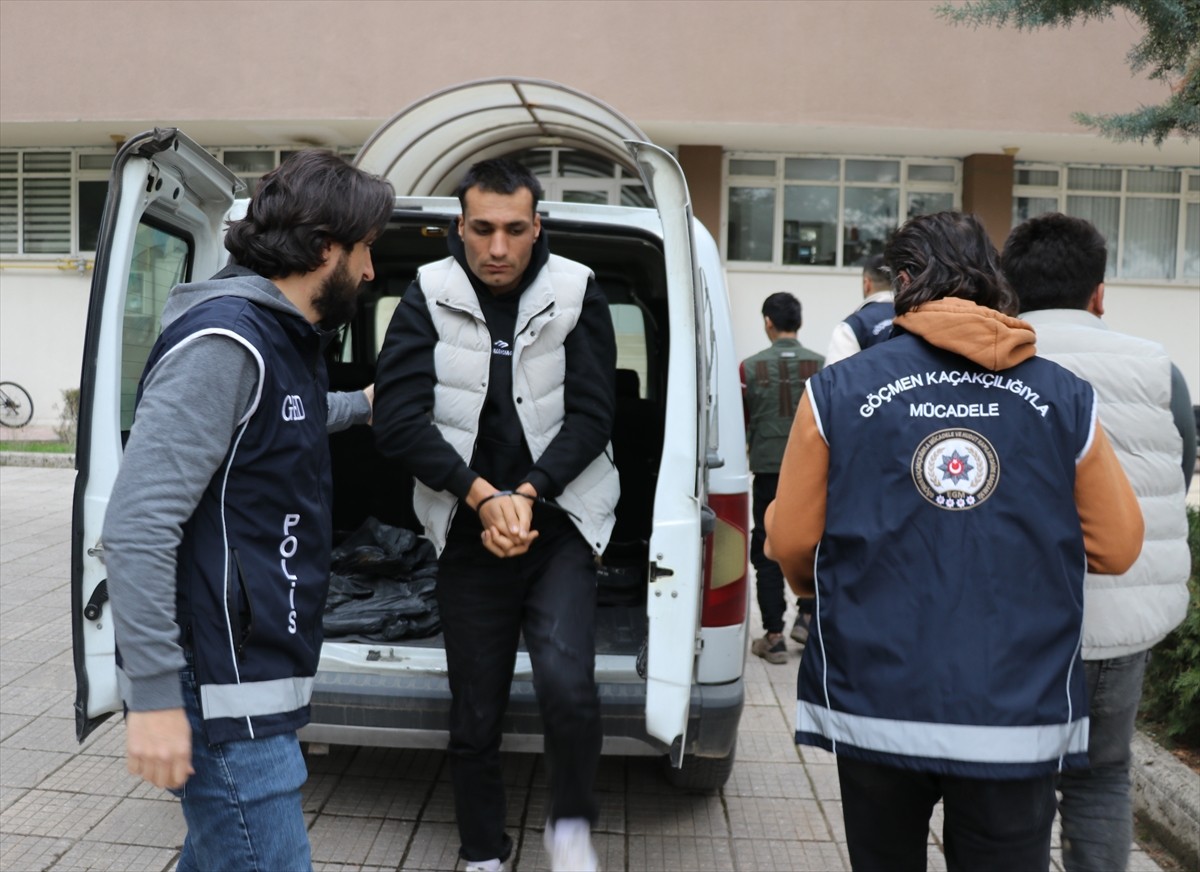 Amasya'da otomobildeki 4 düzensiz göçmen yakalandı, sürücü ile araçtaki bir kişi gözaltına...