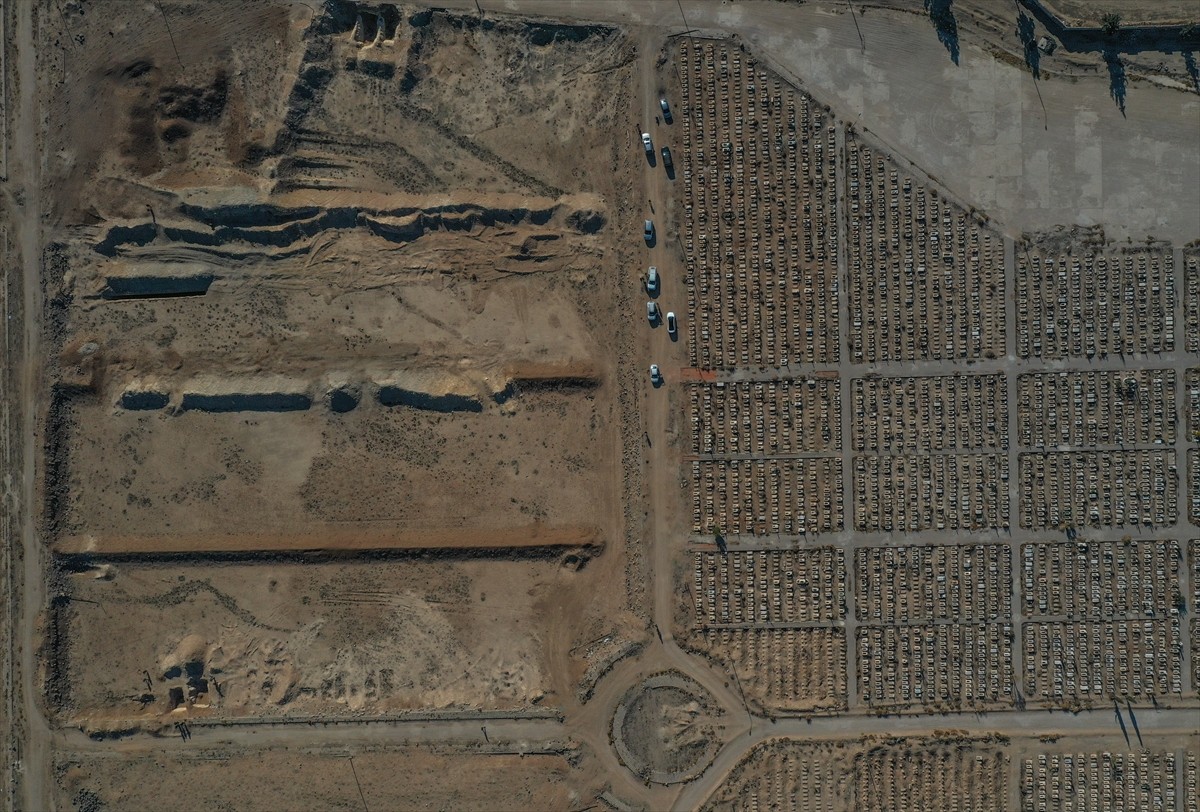 Anadolu Ajansı (AA) ekibi, Suriye'nin başkenti Şam'ın Hüseyniye bölgesinde toplu mezarlık olduğu...