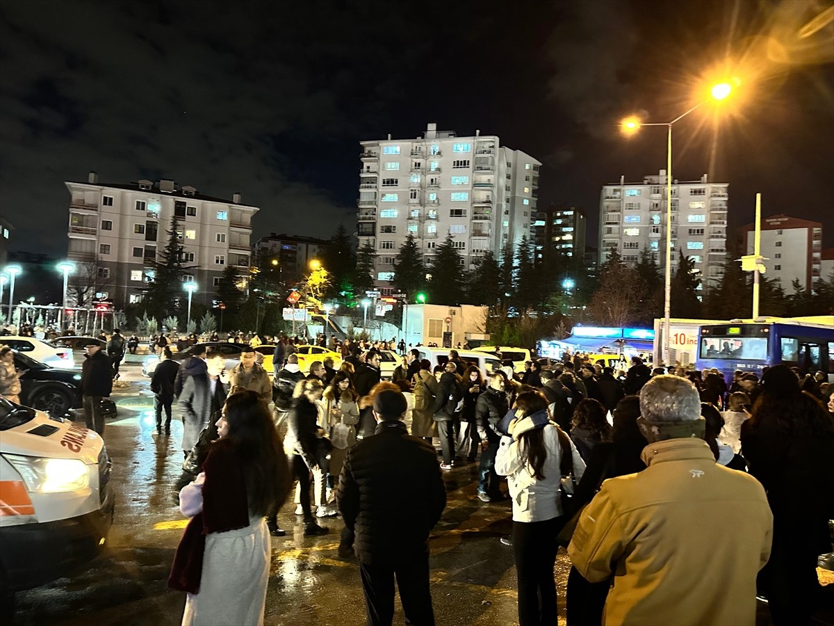 Ankara'da Batıkent metro durağındaki ray hattında çıkan yangın söndürüldü. Ölen ya da yaralanan...