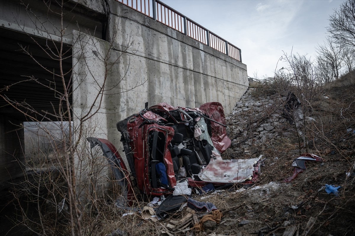 Ankara'nın Kalecik ilçesinde köprülü kavşaktan düşen otomobildeki 5 kişi yaşamını...