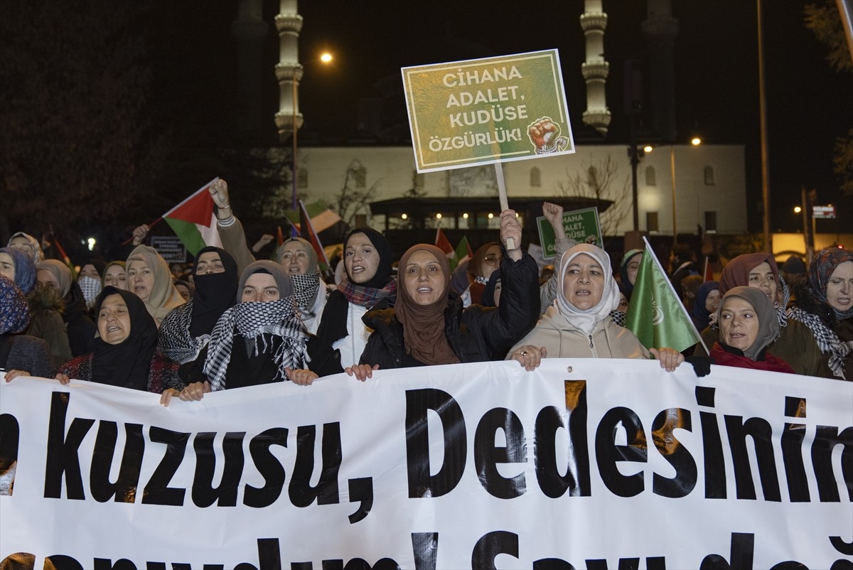 Ankara Filistin Dayanışma Platformu üyeleri, İsrail'in Gazze'de süren saldırılarını protesto etmek...