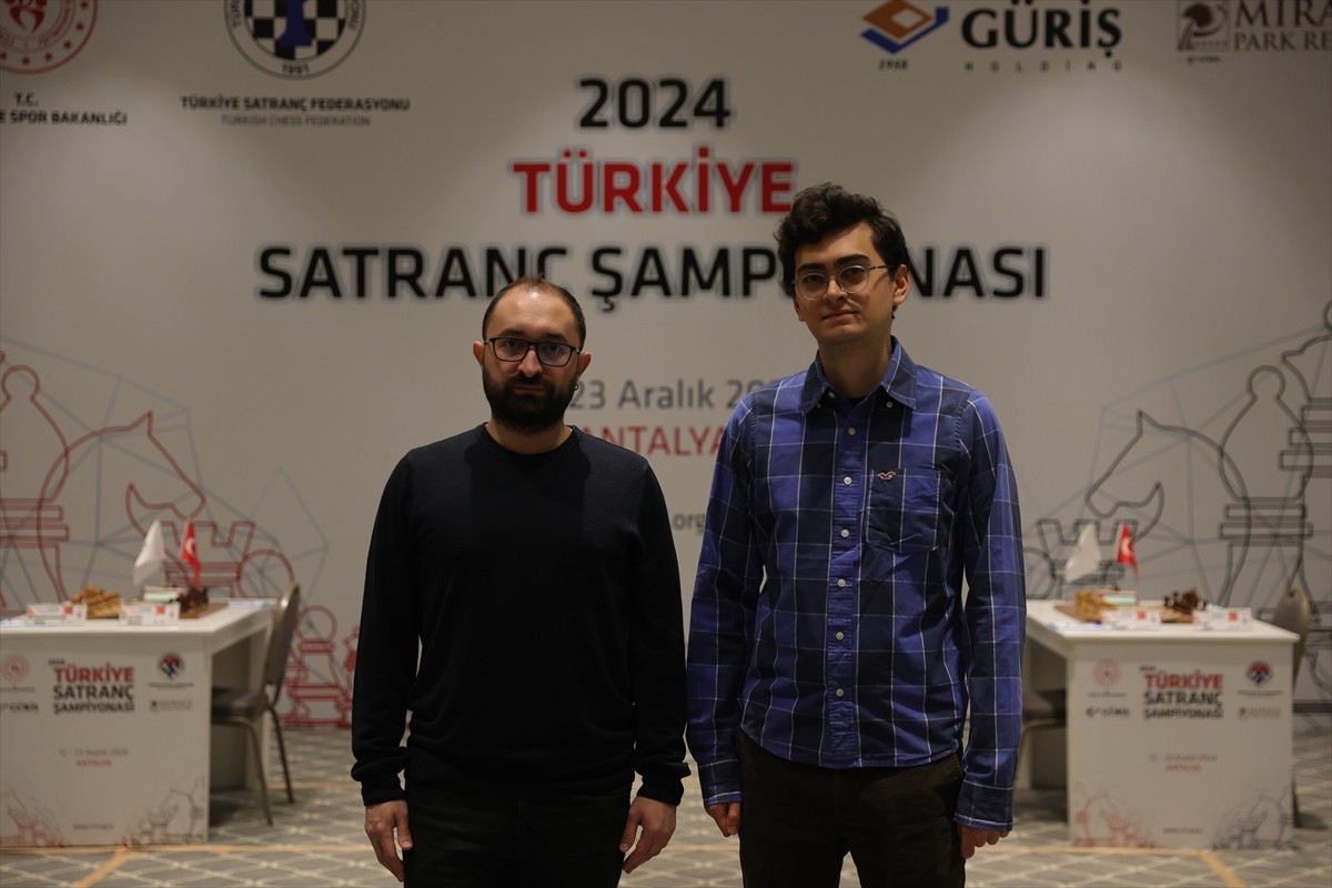Antalya'da düzenlenen Türkiye Satranç Şampiyonası finalinde büyükustalar Mustafa Yılmaz (solda) ve...