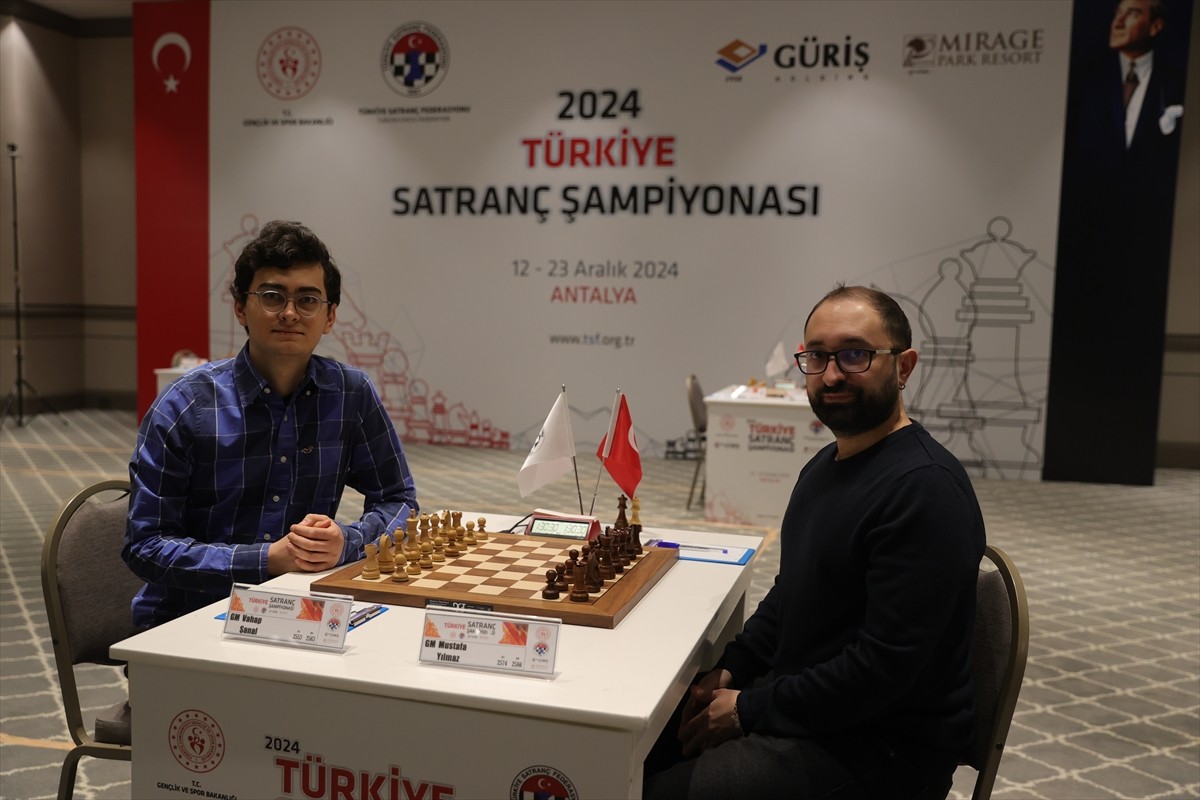 Antalya'da düzenlenen Türkiye Satranç Şampiyonası finalinde büyükustalar Mustafa Yılmaz (solda) ve...