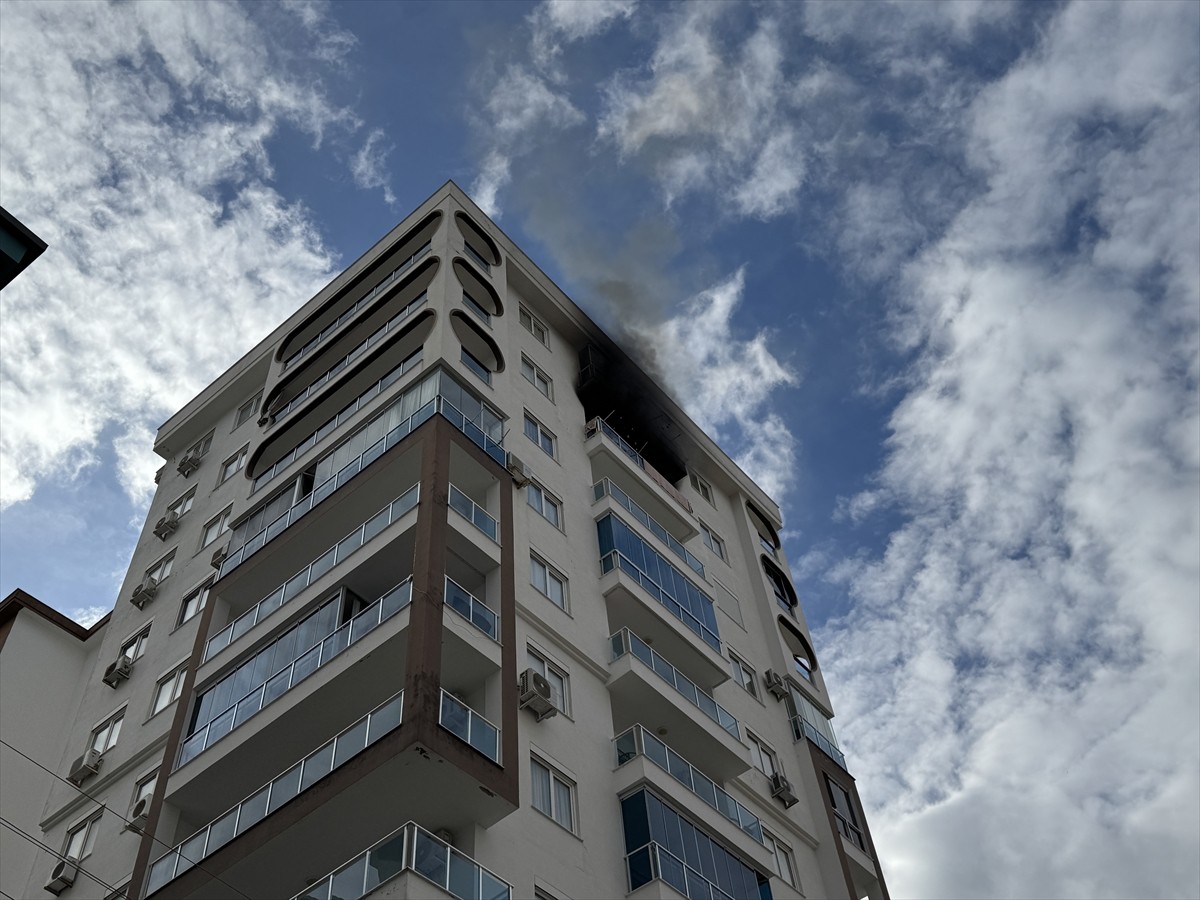 Antalya'nın Alanya ilçesinde bir rezidansta çıkan yangın itfaiye ekiplerince söndürüldü.