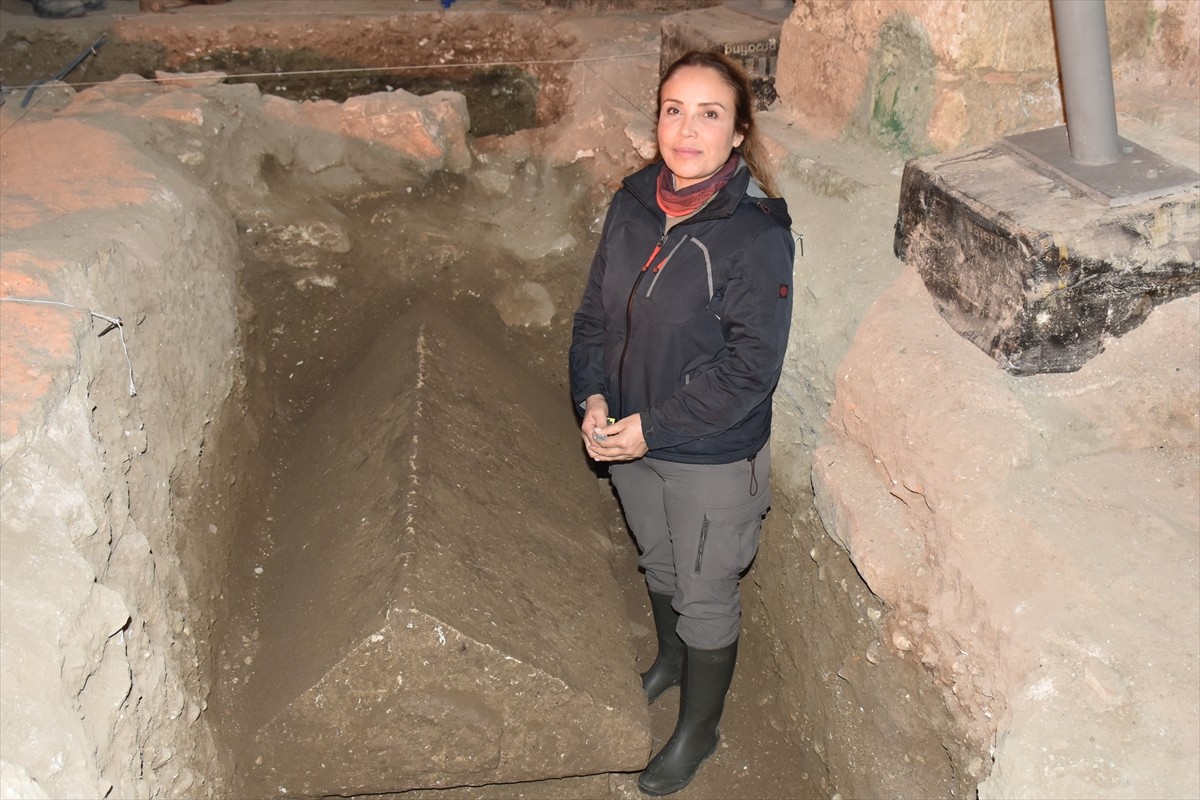 Antalya'nın Demre ilçesindeki Aziz Nikolaos Kilisesi'nin iki katlı ek yapılarında yürütülen kazı...