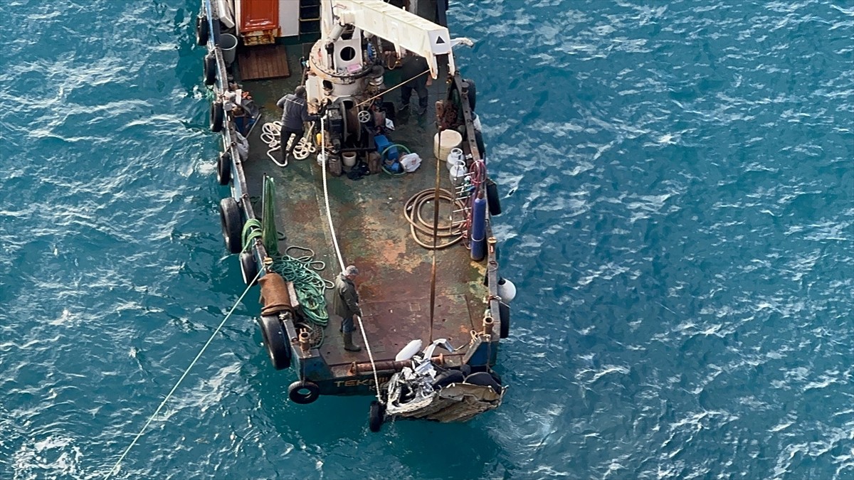 Antalya'nın Muratpaşa ilçesinde otomobille falezlerden denize düşerek kaybolan genci arama...