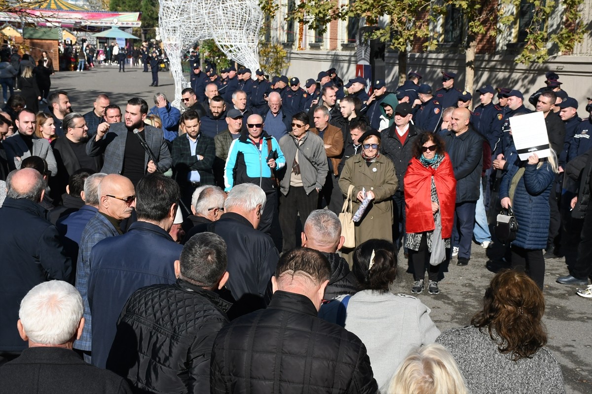 Arnavutluk'un başkenti Tiran'da belediyedeki yolsuzluk iddialarına yönelik aylardır süren...