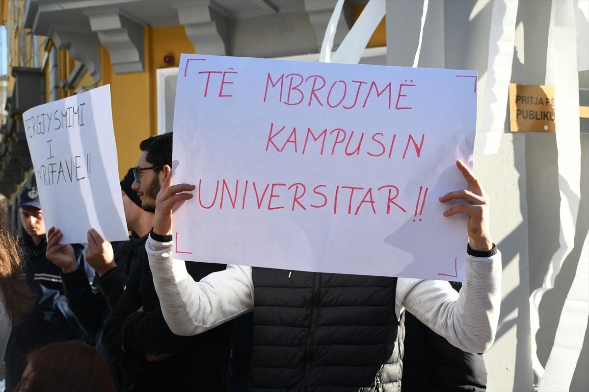 Arnavutluk'un başkenti Tiran'da üniversite öğrencileri, "eğitime ve öğrencilere yönelik sözlerin...