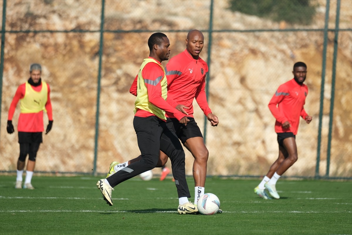 Atakaş Hatayspor, Trendyol Süper Lig'in 16. haftasında 15 Aralık Pazar günü Mersin'de Göztepe ile...