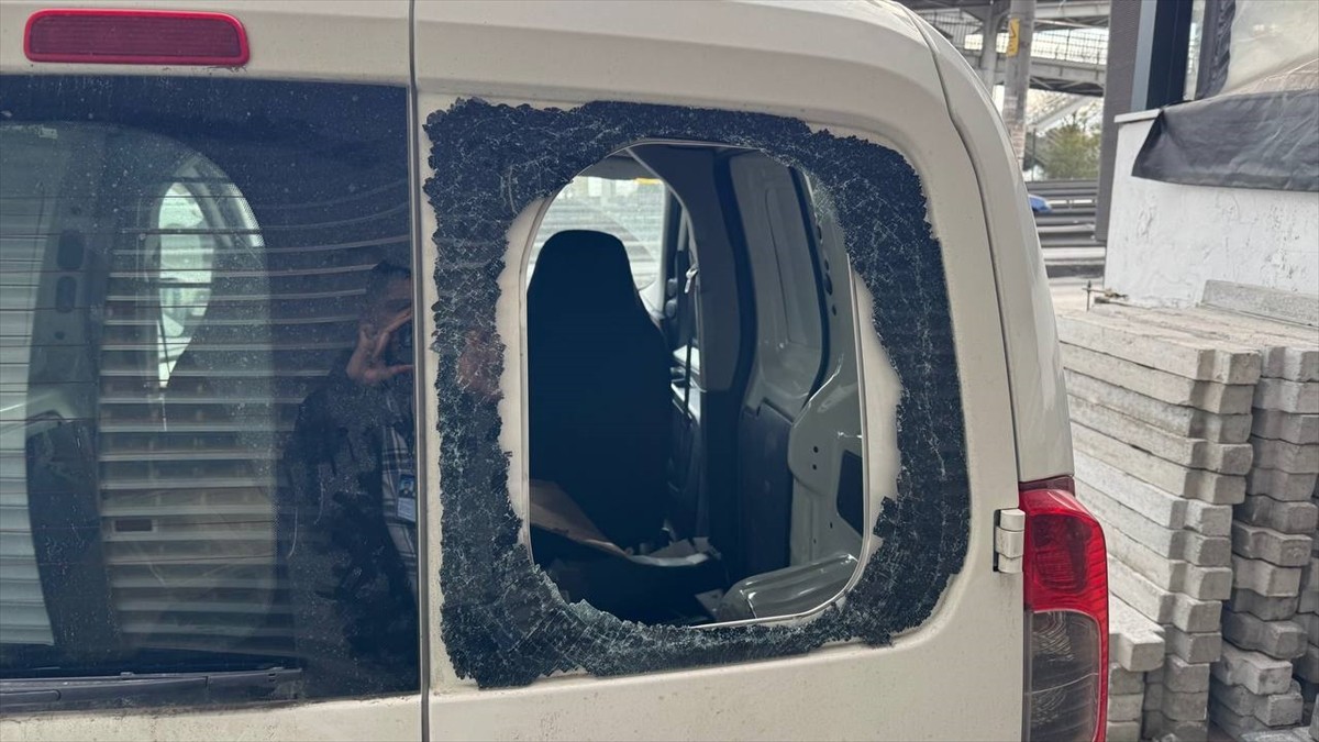 Avcılar'da, bir şüphelinin hırsızlık amacıyla 7 aracın camını kırarak içini kontrol ettiği anlar...