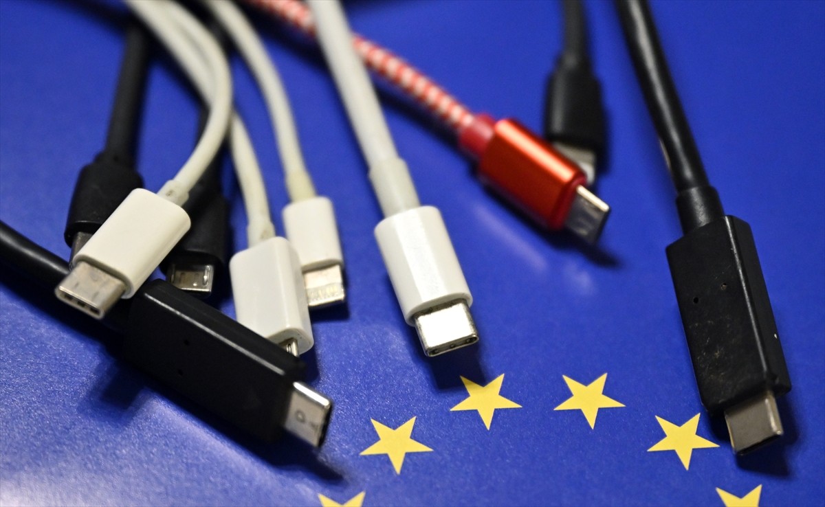 Avrupa Birliği, 28 Aralık 2024 itibarıyla cep telefonları ve diğer taşınabilir elektronik cihazlar...