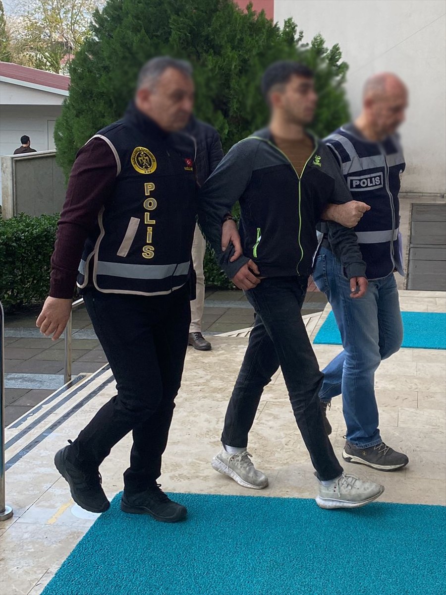 Aydın'ın Nazilli ilçesinde bir iş yerinin kurşunlanmasıyla ilgili gözaltına alınan 2 şüpheliden...