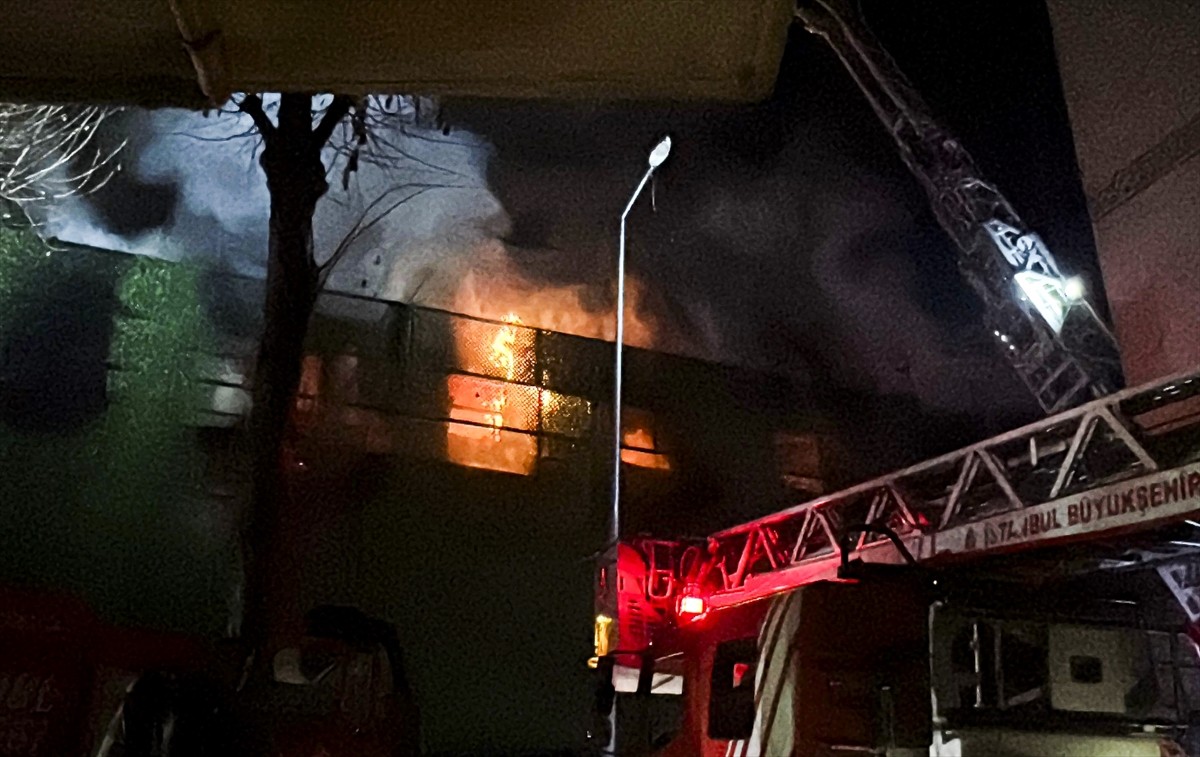 Bağcılar'da işçilerin kaldığı 3 katlı konteynerde çıkan yangına müdahale ediliyor.