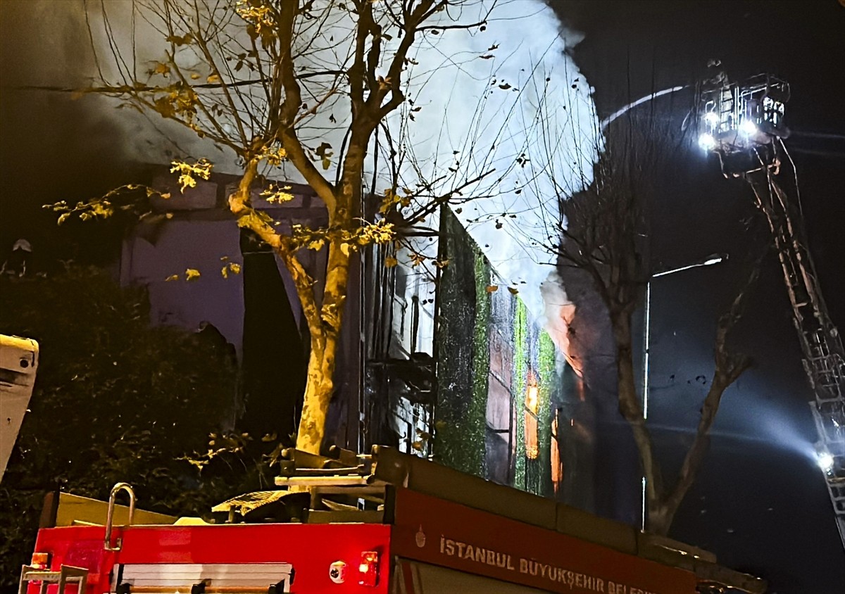 Bağcılar'da işçilerin kaldığı 3 katlı konteynerde çıkan yangına müdahale ediliyor.