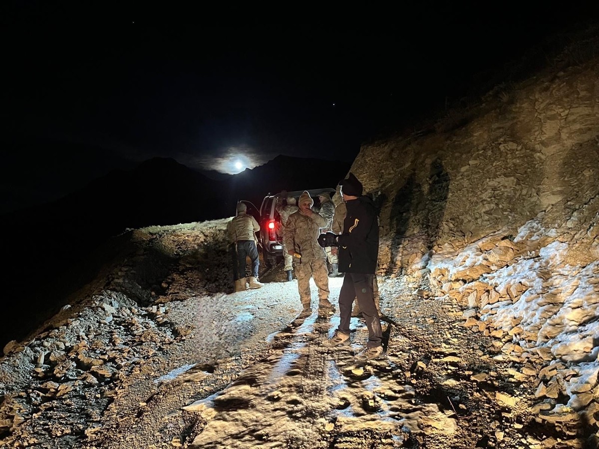 Batman'ın Sason ilçesindeki Mereto Dağı'na tırmanan ve kar yağışı nedeniyle yolunu kaybeden dağcı...