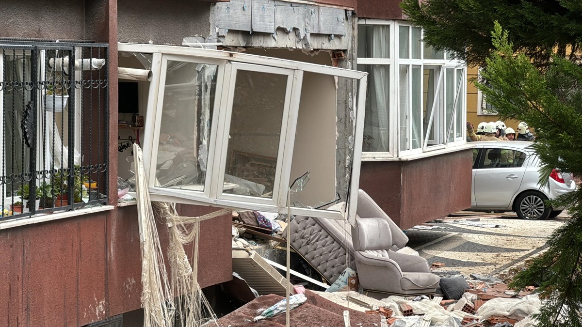 Beylikdüzü'nde bir binanın giriş katındaki dairede patlama meydana geldi.