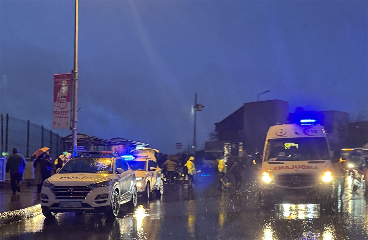 Beyoğlu'nda devrilen motosikletin sürücüsü yaralandı. İhbar üzerine bölgeye polis ve sağlık...
