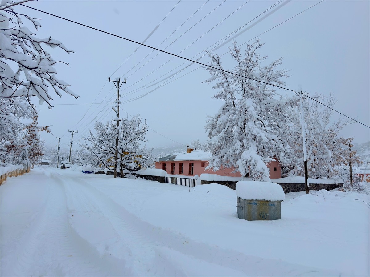 Bingöl’ün merkezine bağlı Yolçatı köyünde etkisini sürdüren yağış nedeniyle kar kalınlığı yaklaşık...