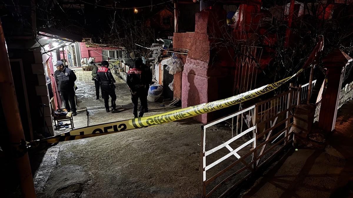 Burdur'da av tüfeğiyle vurulan çocuk hayatını kaybetti.Polis ekipleri, olay anında evde bulunan 3...