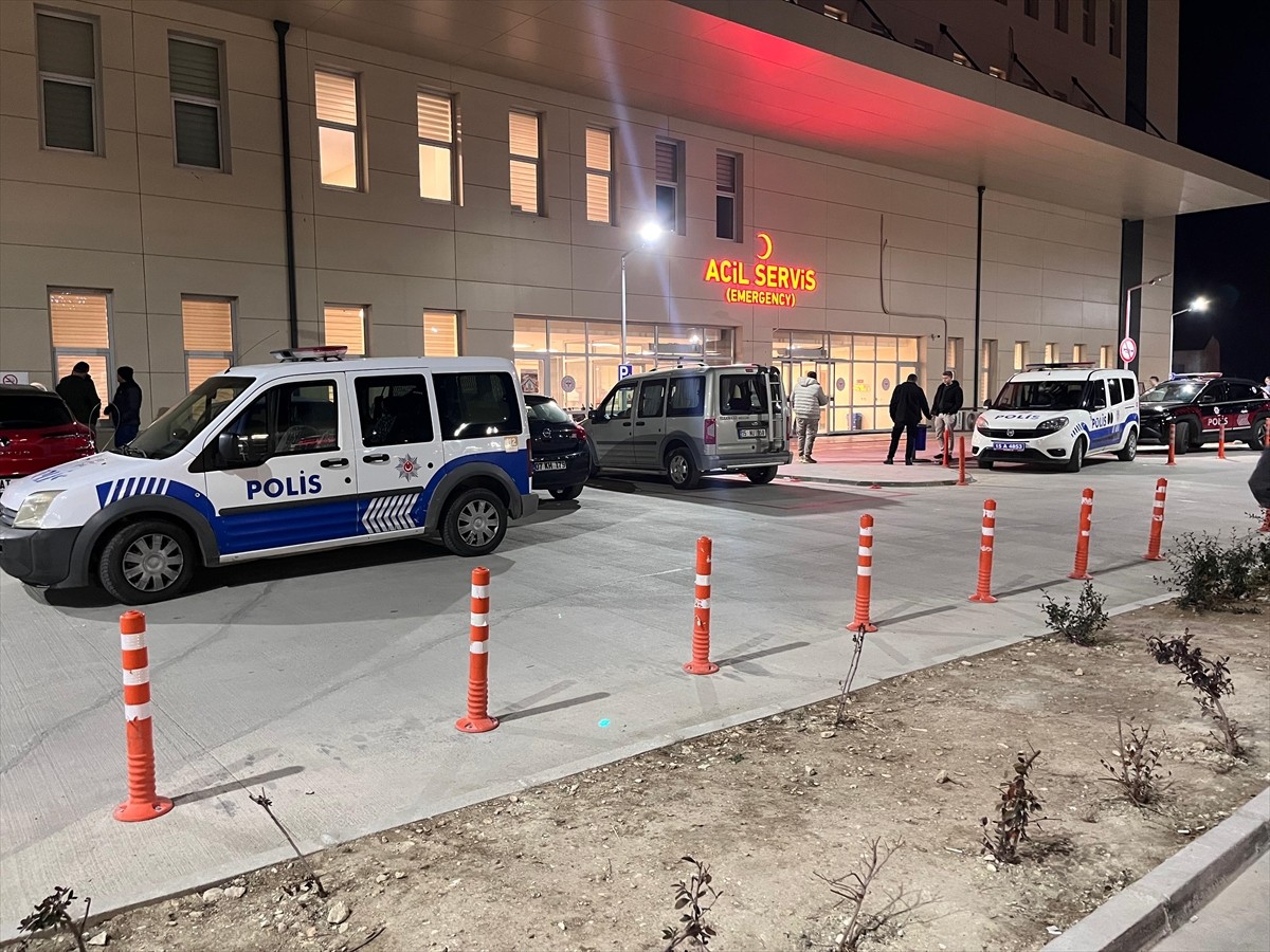 Burdur'da düğünde çıkan bıçaklı kavgada yaralanan baba ve oğlu tedavi altına alındı.