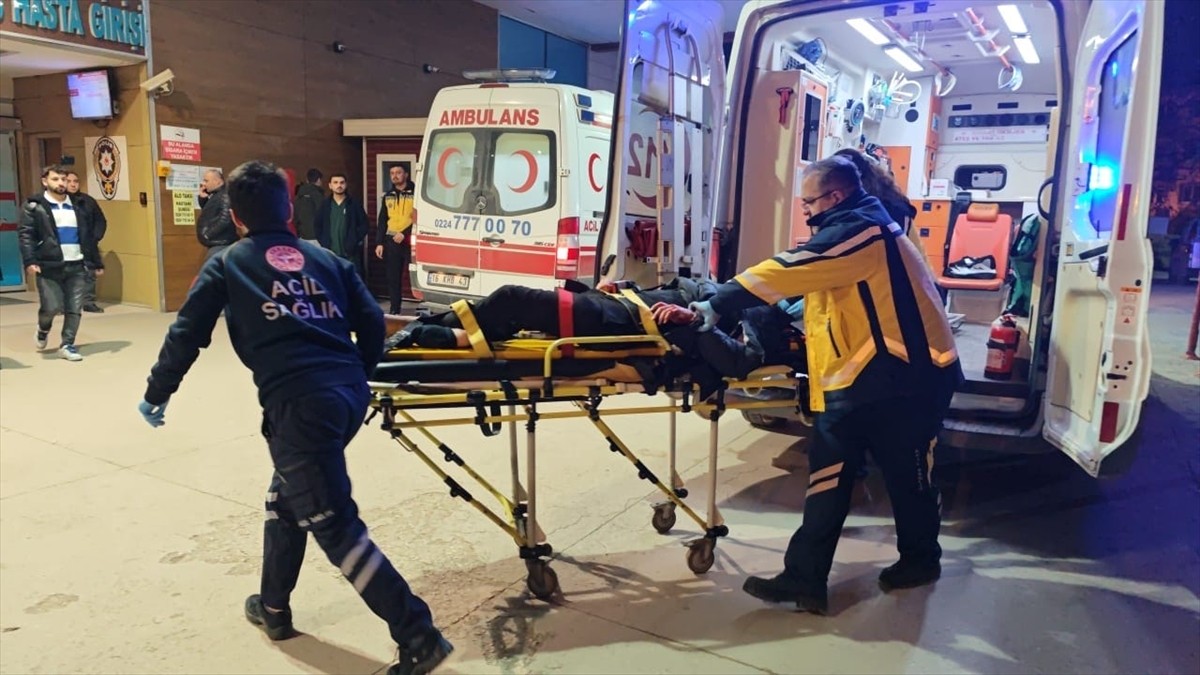 Bursa'nın İnegöl ilçesinde aydınlatma direğine çarpan motosikletin sürücüsü ağır...