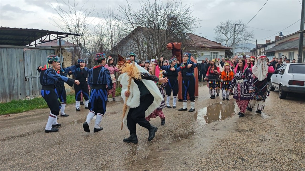 Bursa'nın İnegöl ilçesinde bir lisede, eski Türk geleneklerinin yaşatılması amacıyla "kışı...