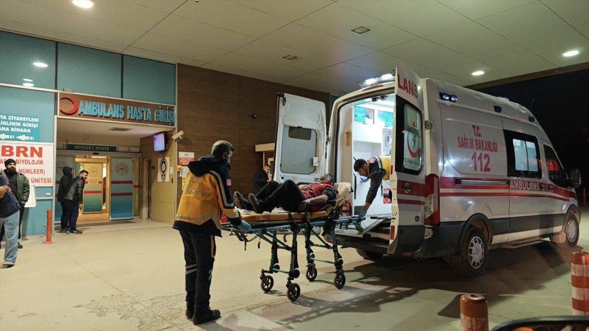 Bursa'nın İnegöl ilçesinde iki otomobilin çarpışması sonucu yaralanan 4 kişi hastaneye...