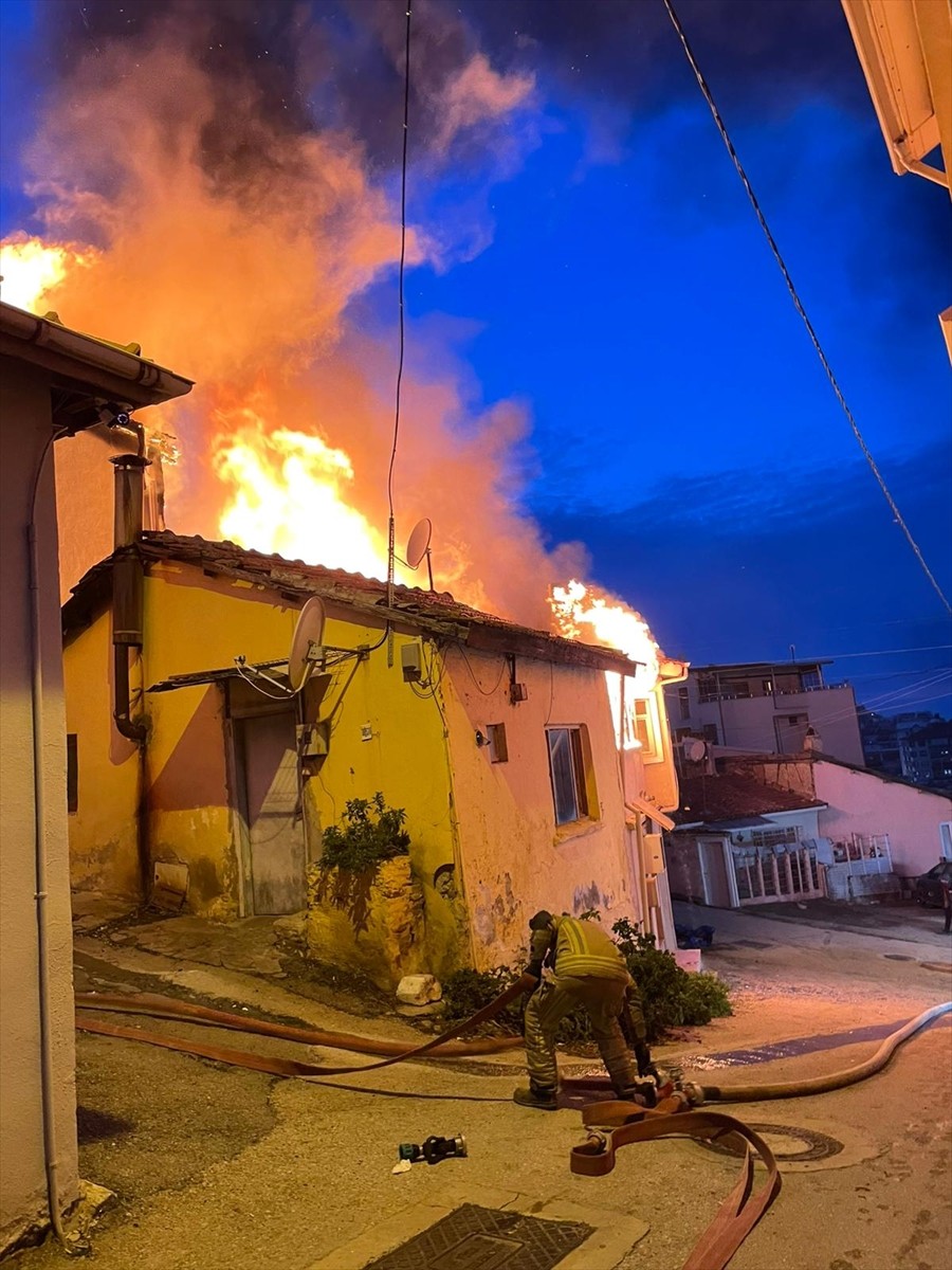 Bursa'nın Mudanya ilçesinde çıkan yangında 5 evde hasar oluştu.