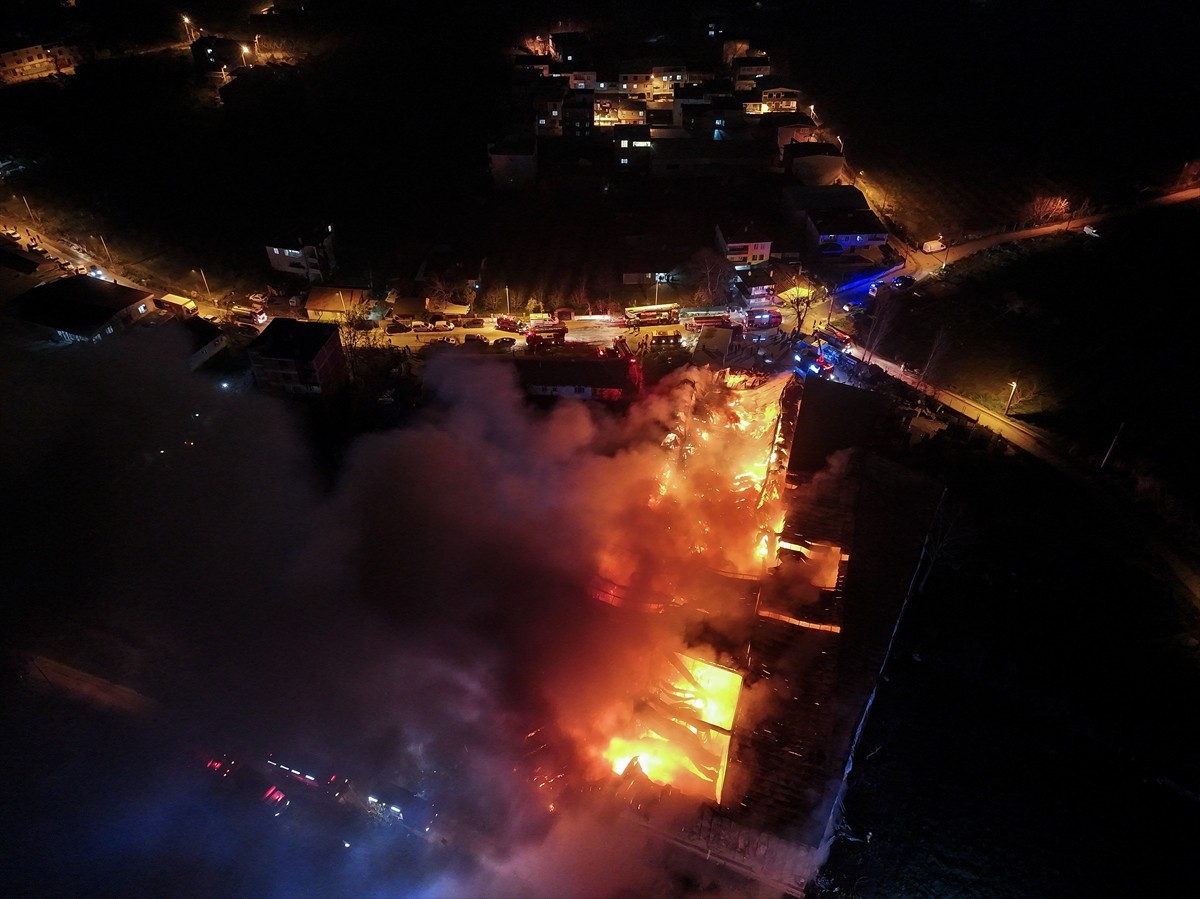 Bursa'nın Yıldırım ilçesinde bulunan gıda deposunda çıkan yangın söndürülmeye çalışılıyor. Olay...