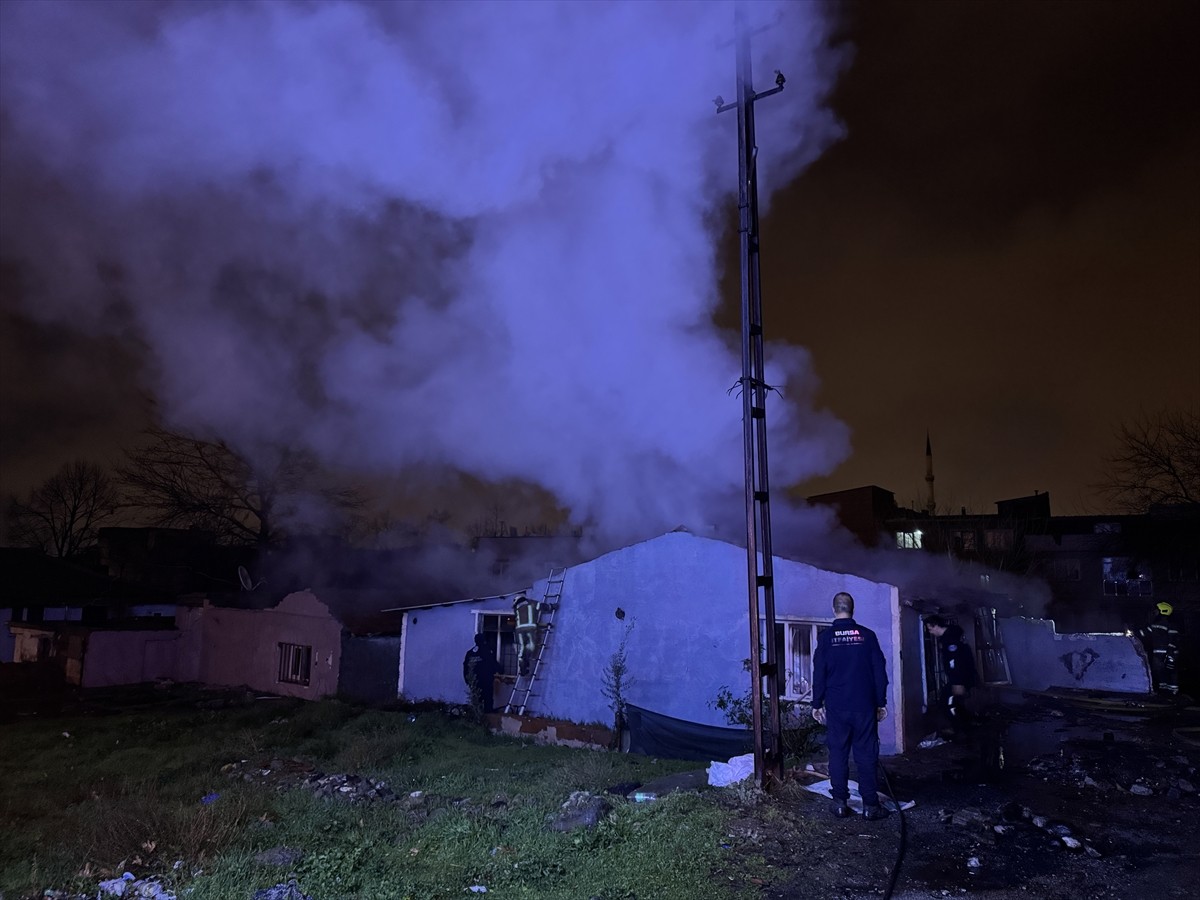 Bursa'nın Yıldırım ilçesinde tek katlı evde çıkan yangın itfaiye ekiplerince...