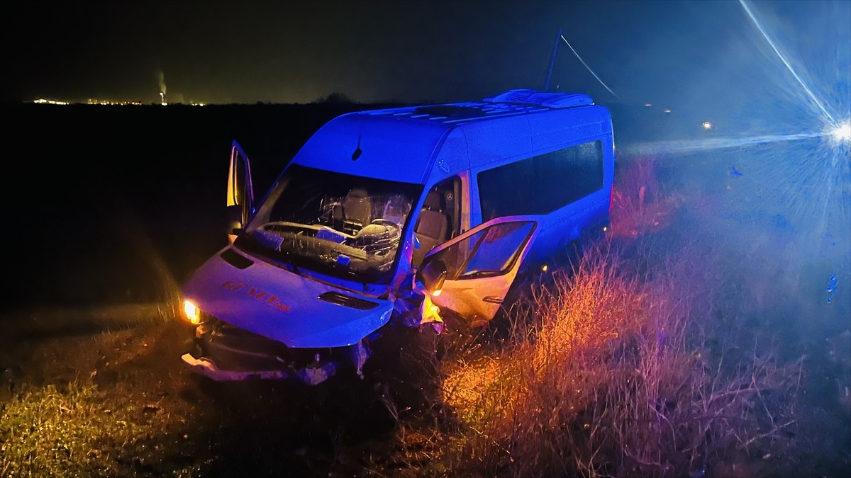 Çanakkale'nin Çan ilçesinde, işçi servisi ile otomobilin çarpışması sonucu 4 kişi yaralandı....