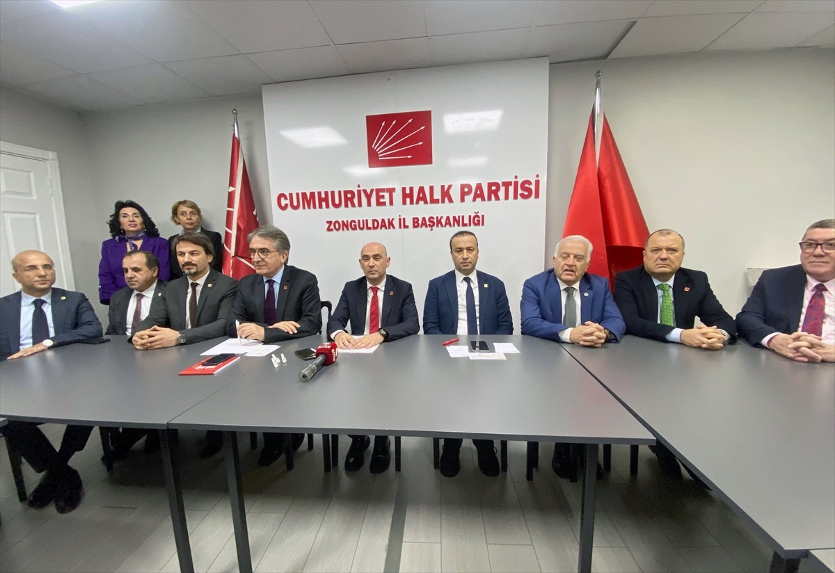 CHP Genel Başkan Yardımcıları Volkan Demir (sağ 2) ve Yalçın Karatepe (solda), partinin Zonguldak...
