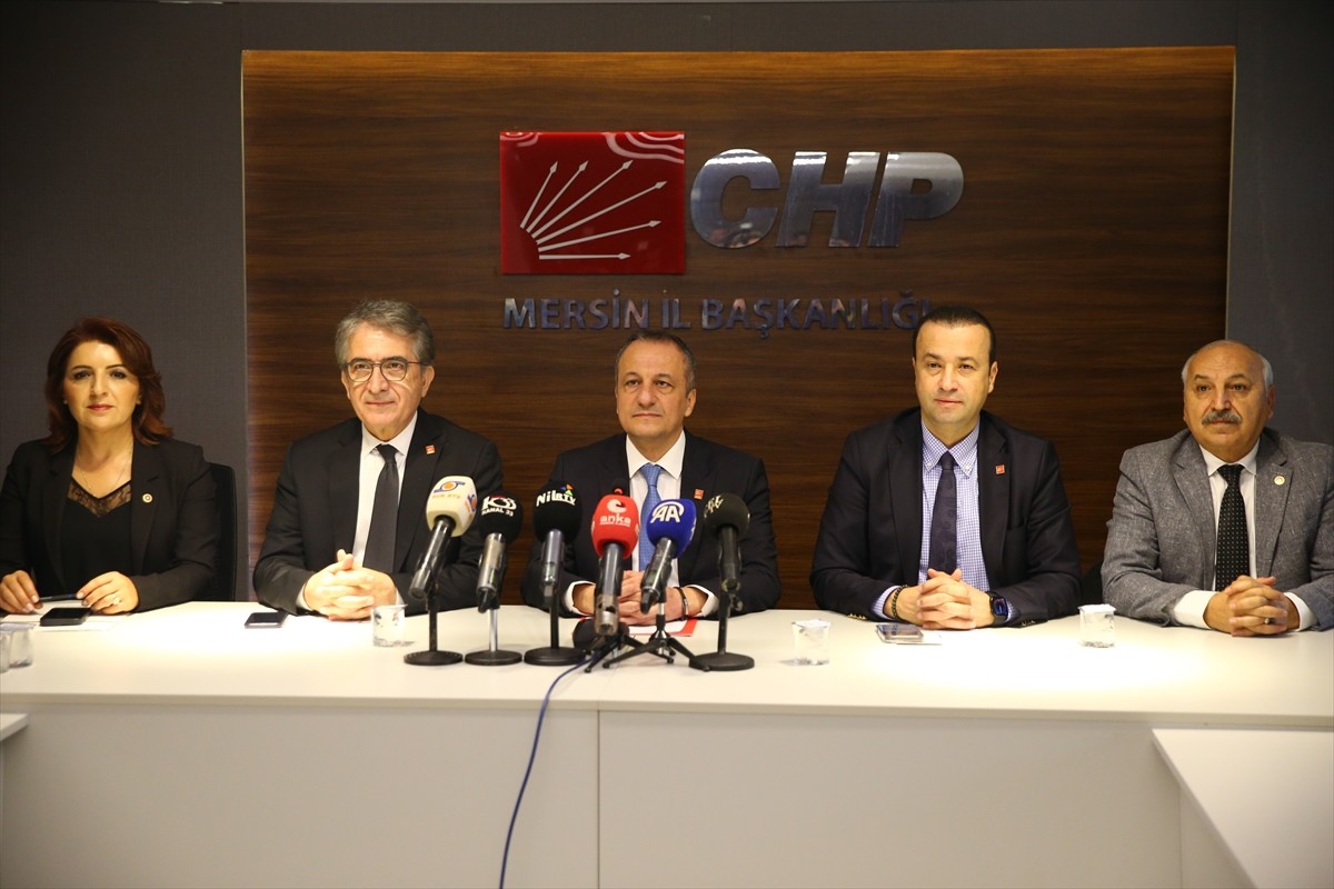 CHP Genel Başkan Yardımcıları Yalçın Karatepe (sol 2) ve Volkan Demir (sağ 2), Mersin'de basın...