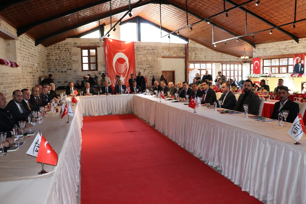 CHP Genel Başkan Yardımcısı Gökan Zeybek (ortada), Kilis'te Canpolat Paşa Gençlik Merkezi'nde...