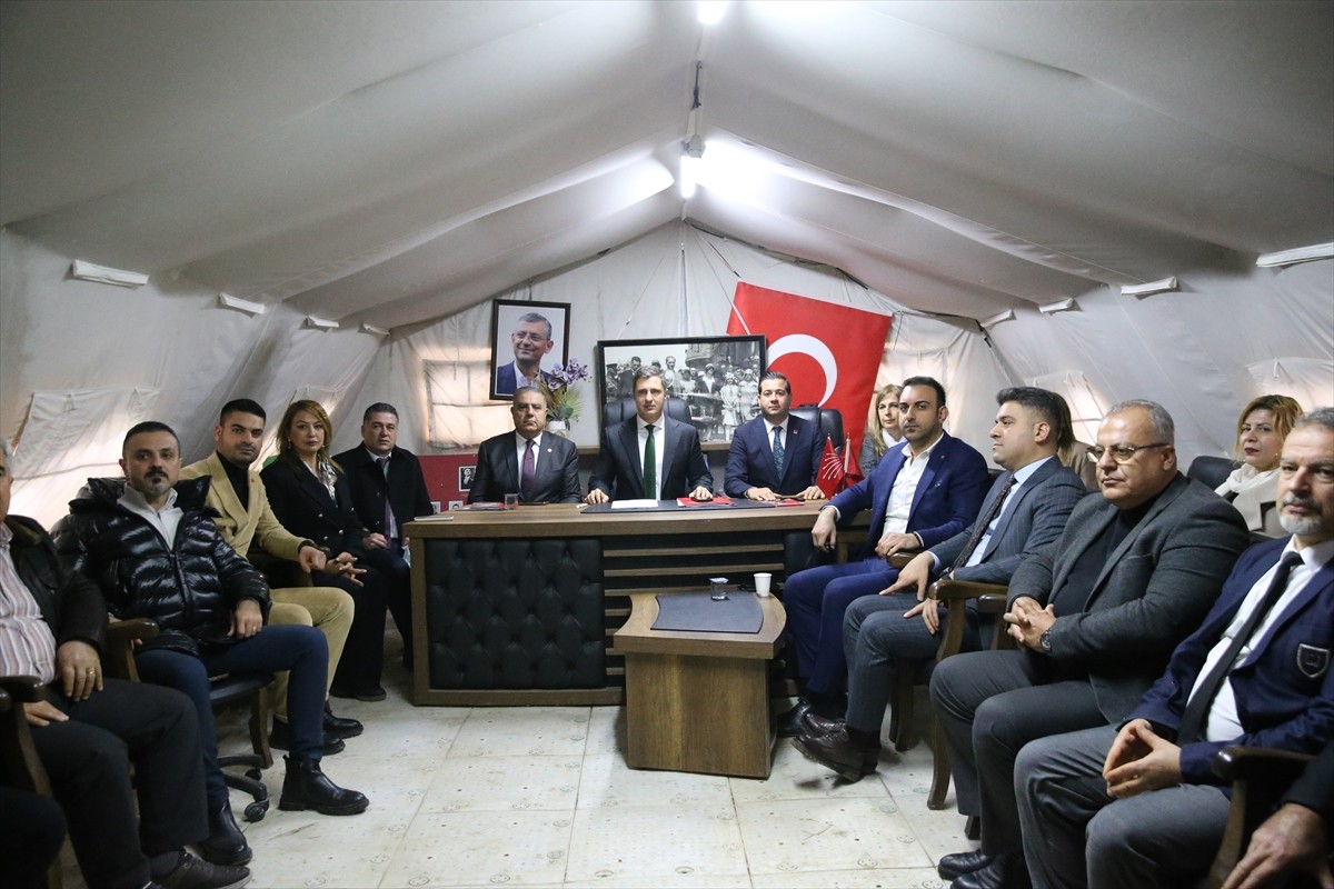 CHP Genel Başkan Yardımcısı ve Parti Sözcüsü Deniz Yücel (ortada), Hatay'da partisinin il...