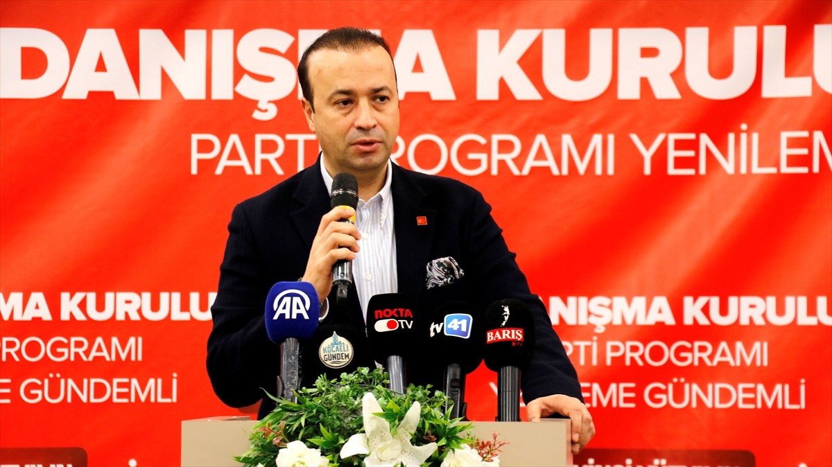 CHP Genel Başkan Yardımcısı Volkan Demir, İzmit Belediyesi Dernekler Yerleşkesi'nde düzenlenen CHP...