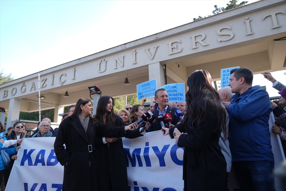 CHP Genel Başkanı Özgür Özel, Boğaziçi Üniversitesinin önünde açıklamalarda bulundu. 