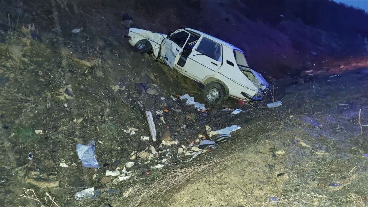 Çorum'un Alaca ilçesinde aynı noktada 10 dakika arayla meydana gelen 2 trafik kazasında 5 kişi...