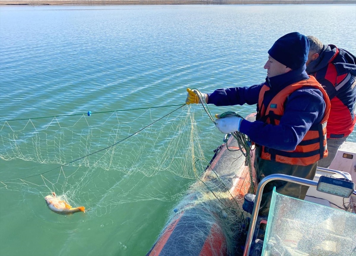 Çorum'un Alaca ilçesinde, kaçak avcıların bıraktığı 4 bin metre uzunluğundaki balık ağı baraj...