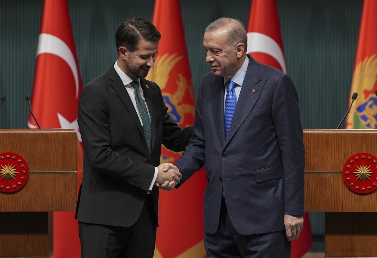 Cumhurbaşkanı Recep Tayyip Erdoğan (sağda) Karadağ Cumhurbaşkanı Jakov Milatoviç (solda) ile...