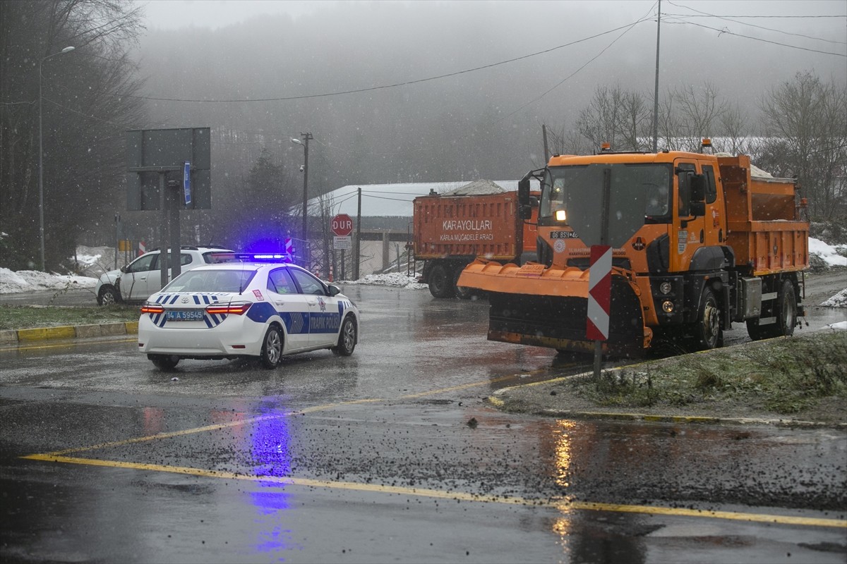 D-100 kara yolunun Bolu Dağı geçişinde kar yağışı başladı.